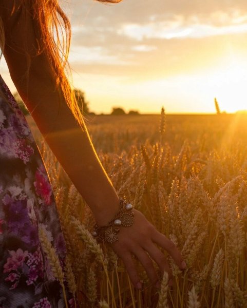 Женщина в шляпе на море