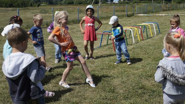 Дети играют