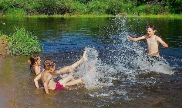 Человек у реки