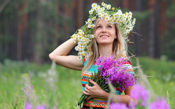 Девушка в очках на природе