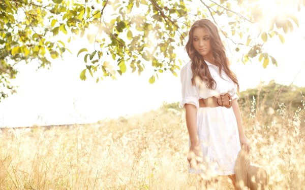 Красивые девушки на природе