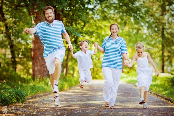 Папа кружит дочку