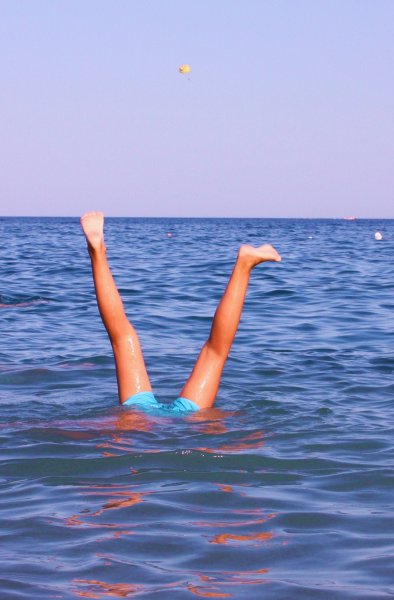 Загорает вверх ногами