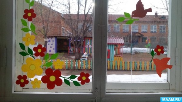 Весеннее украшение окон в детском саду