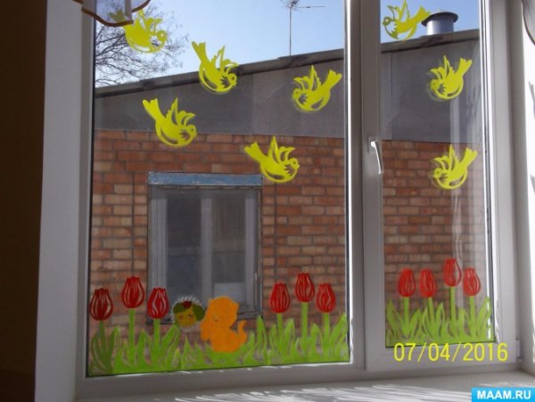 Летнее украшение окон в детском саду