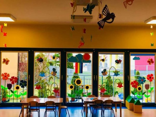 Весенний декор на окна в детский сад