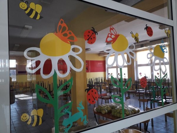 Весеннее украшение окон