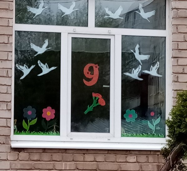 Украшение окон в детском саду лето