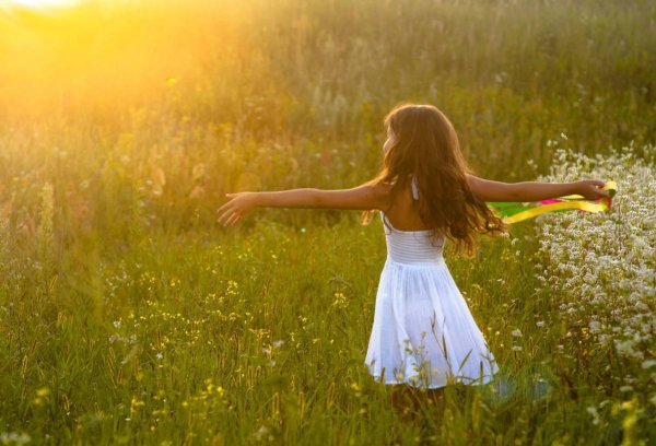 Девушка бежит по полю