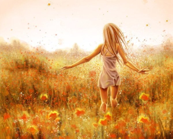 Девочка бежит по полю