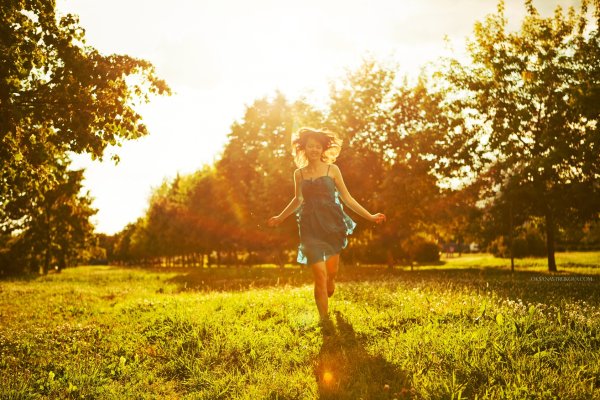 Девушка бежит по полю