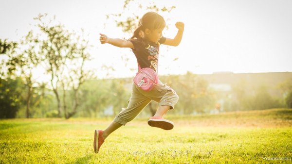 Счастливые дети бегают