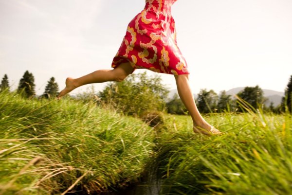 Побегать босиком по траве