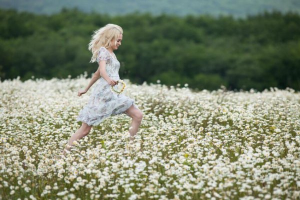 Девушка бежит в поле