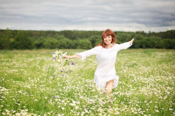 Девушка бежит в платье