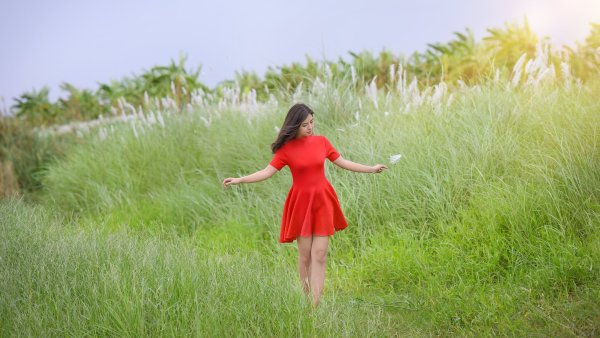 Дети идут по тропинке