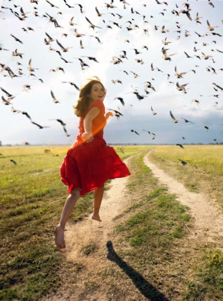 Ребенок босиком по траве