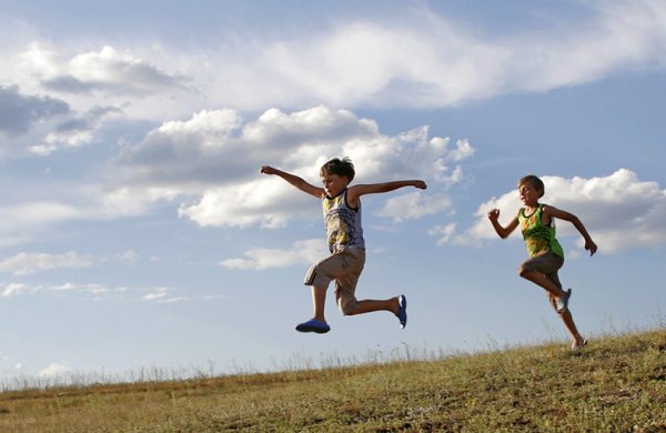 Девушка на природе со спины