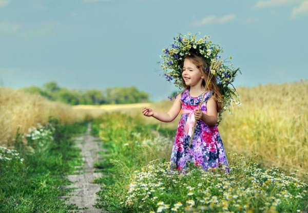 Девушка бежит по полю