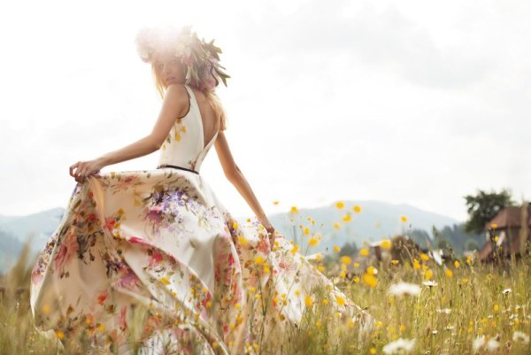 Девочка идет