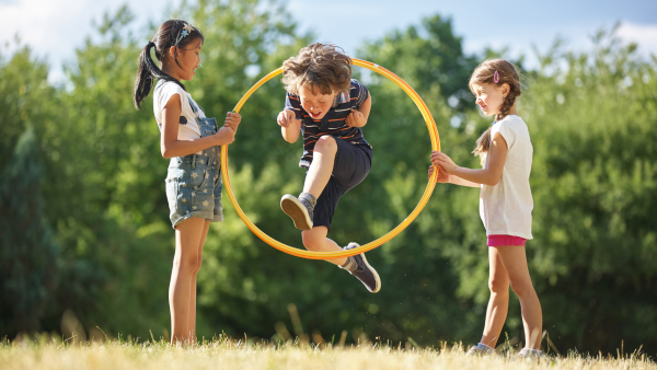 Девочка прыгает на мальчике