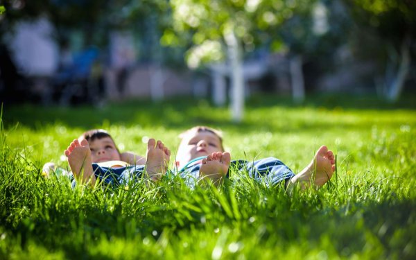 Валяются на травке в парке