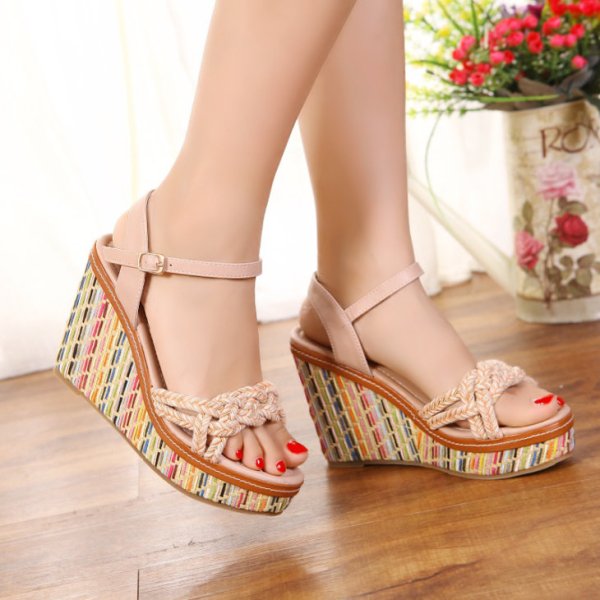 Летние босоножки на платформе