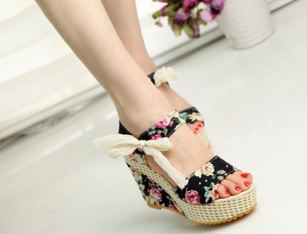 Босоножки на платформе 2022