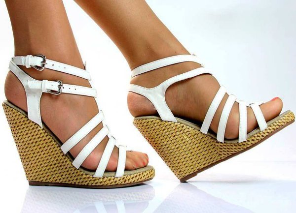 Ножки в босоножках на танкетке