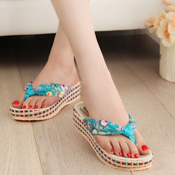 Девушка в пляжной обуви