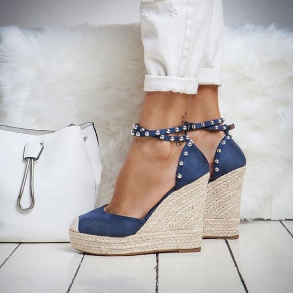 Обувь на танкетке для женщин