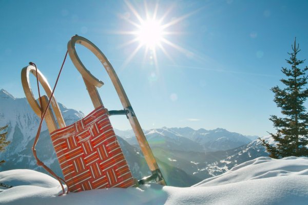 Готовь сани летом