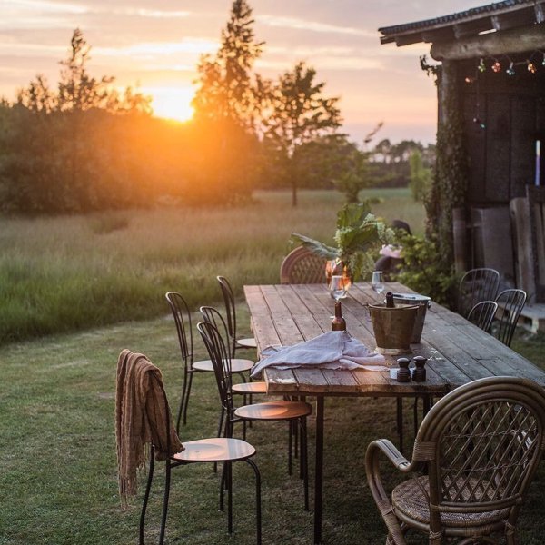 Семья в загородном доме