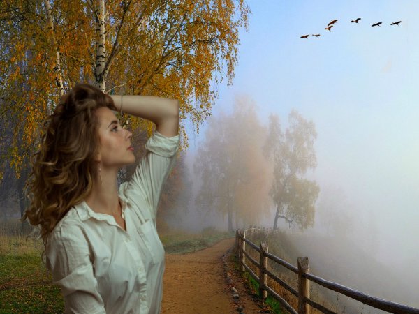 Девушка улетает в осень