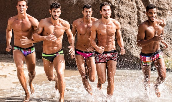 Группа парней в плавках