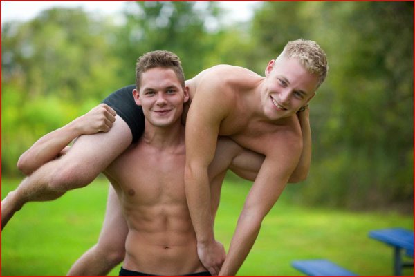 Спортивные парни обнимаются