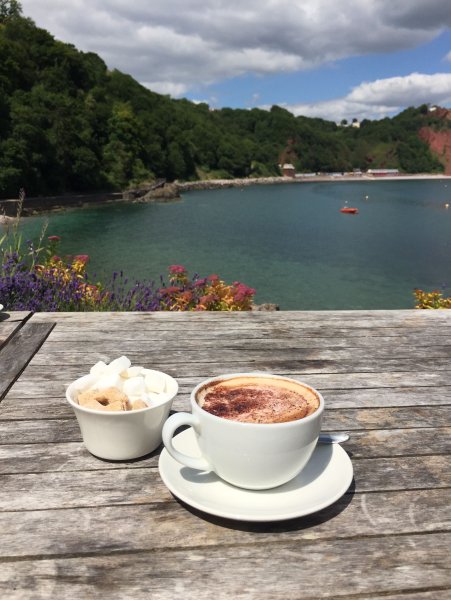 Утренний завтрак на природе