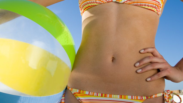 Тело девушки в шортах