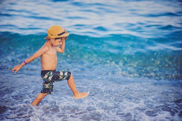 Дети на пляже мультяшные