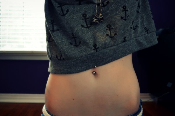 Пляж загорает бритая щель