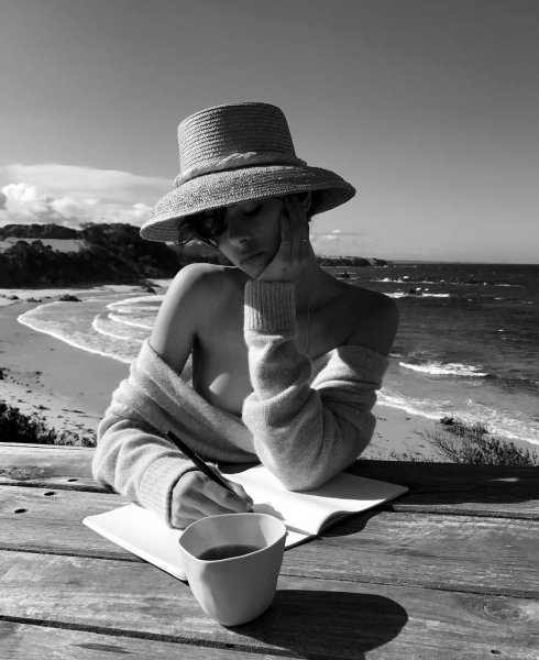 Дама в шляпе на море