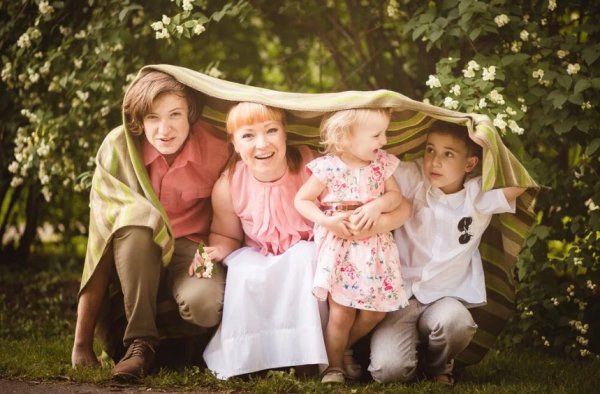Фотосессия дедушки с внуками