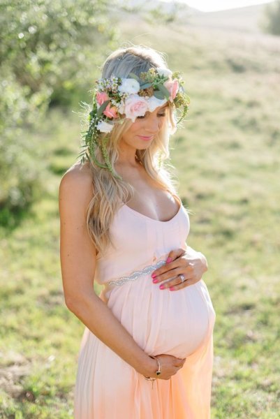Фотосессия беременной на природе весной