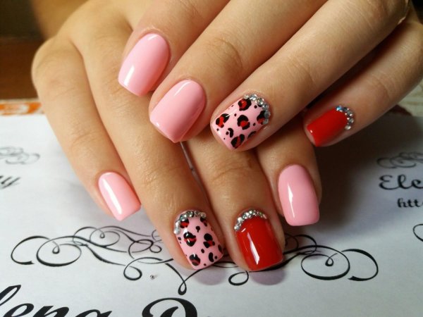 Яркий маникюр