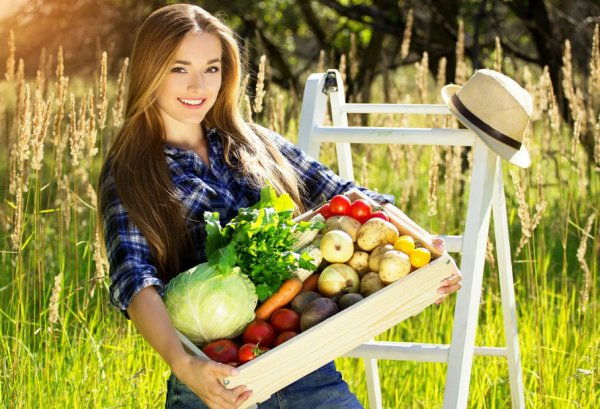 Девушка с овощами и фруктами