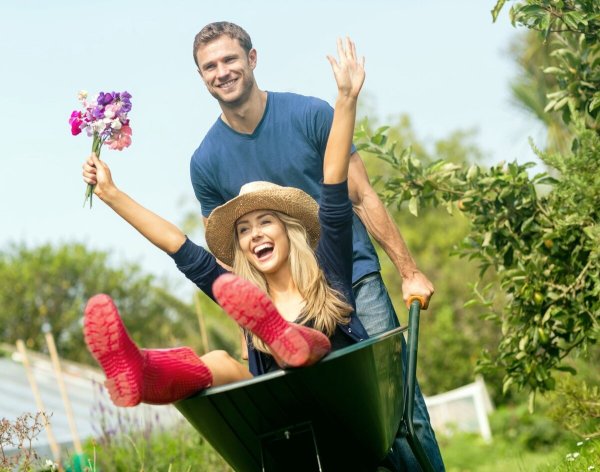 Счастливые люди на даче