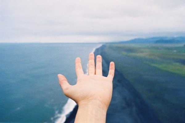 Протягивает руку