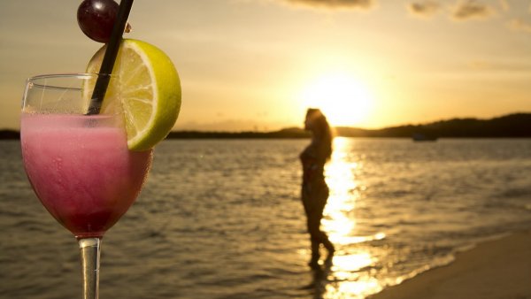 С коктейлем на пляже вечером