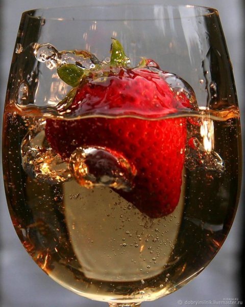 Шампанское с клубникой