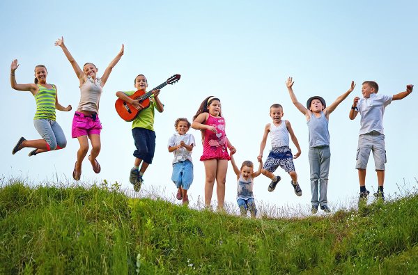 Дети занимаются творчеством